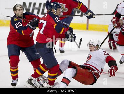 19 gennaio 2013 - Sunrise, FL, USA - Tyson Strachan dei Florida Panthers (23) aiuta il compagno di squadra Alex Kovalev (27) a controllare Zac Dalpe dei Carolina Hurricanes nel secondo periodo al BB&T Center di Sunrise, Florida, sabato 19 gennaio 2013. (Immagine di credito: © Joe Rimkus Jr/MCT/ZUMAPRESS.com) Foto Stock