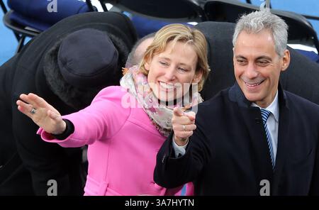 21 gennaio 2013 - Washington, DC, USA - il sindaco di Chicago Rahm Emanuel e la moglie Amy Rule, salutano altri dignitari prima della cerimonia di insediamento del presidente Barack Obama al Campidoglio degli Stati Uniti a Washington, D.C. lunedì 21 gennaio 2013. (Immagine di credito: © Brian Cassella/MCT/ZUMAPRESS.com) Foto Stock