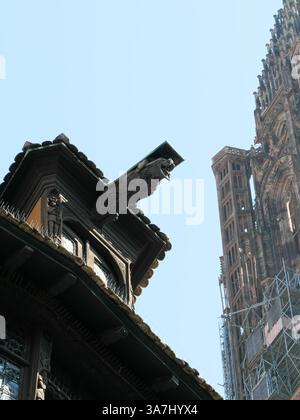 Finestra Dormer con gru sulla casa Kammerzell a Strasburgo, una delle più belle case in legno del tardo gotico tedesco Foto Stock