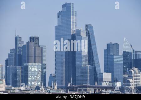 Londra, Inghilterra, Regno Unito. 27 marzo 2025. Vista generale dello skyline della City of London, il quartiere finanziario della capitale. (Credit Image: © Vuk Valcic/ZUMA Press Wire) SOLO PER USO EDITORIALE! Non per USO commerciale! Foto Stock
