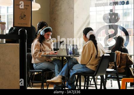 Londra, Regno Unito. 27 marzo 2025. Bar per limitare l'hogging dei tavoli da parte degli utenti più esperti. Brian Minkoff/Alamy notizie in diretta crediti: Brian Minkoff/Alamy Live News Foto Stock