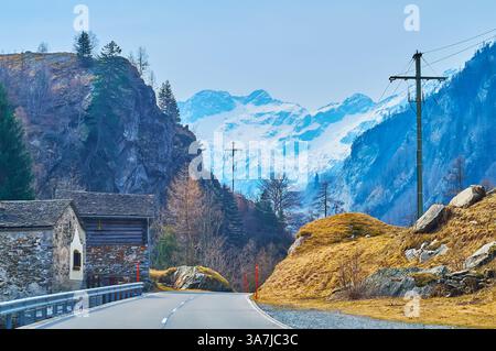 Gli splendidi paesaggi alpini con il Monte Basodino innevato, visti dalla strada serpentina, Mogno, Val Lavizzara, Vallemaggia, Ticino, Svizzero Foto Stock