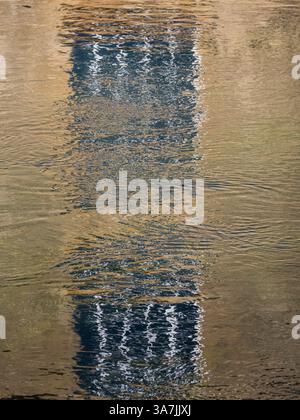 Le finestre del porto di Brimscombe, riflesse nel fiume Frome, Stroud, Gloucestershire, Inghilterra, Regno Unito, GB. Foto Stock