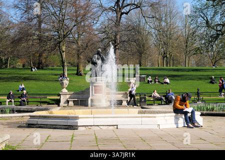Londra, Regno Unito. 27 marzo 2025. Il tempo primaverile fa entrare i londinesi negli spazi verdi credito: Brian Minkoff/Alamy Live News Foto Stock