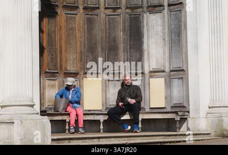 Londra, Regno Unito. 27 marzo 2025. Il tempo primaverile fa entrare i londinesi negli spazi verdi credito: Brian Minkoff/Alamy Live News Foto Stock