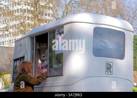 Londra, Regno Unito. 27 marzo 2025. Il tempo primaverile fa entrare i londinesi negli spazi verdi credito: Brian Minkoff/Alamy Live News Foto Stock