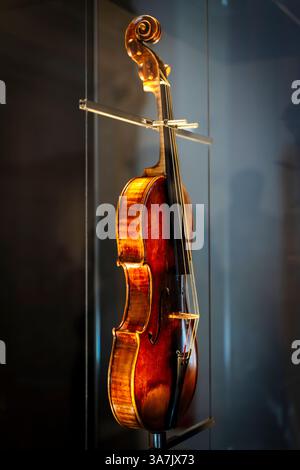 Il grande violinista Niccolò Paganini chiamava il suo violino Cannon a causa del suo suono potente. Foto Stock