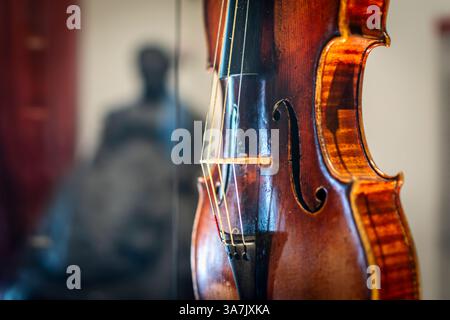Il grande violinista Niccolò Paganini chiamava il suo violino Cannon a causa del suo suono potente. Foto Stock