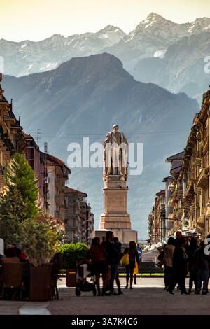 Piemonte, Italia. La bellissima città di Cuneo con le sue grandi piazze e i portici. Foto Stock