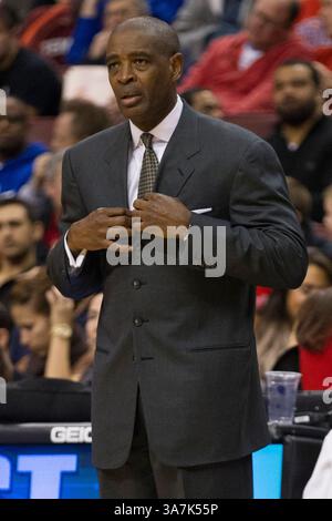 21 dicembre 2012: Il capo-allenatore degli Atlanta Hawks Larry Drew guarda a margine durante la partita NBA tra gli Atlanta Hawks e i Philadelphia 76ers al Wells Fargo Center di Philadelphia, Pennsylvania. I Philadelphia 76ers batterono gli Atlanta Hawks, 99-80.(Credit Image: © Chris Szagola/Cal Sport Media/ZUMAPRESS.com) Foto Stock