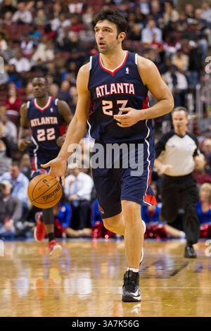 21 dicembre 2012: Il centro degli Atlanta Hawks Zaza Pachulia (27) porta la palla sul campo durante la partita NBA tra gli Atlanta Hawks e i Philadelphia 76ers al Wells Fargo Center di Philadelphia, Pennsylvania. I Philadelphia 76ers batterono gli Atlanta Hawks, 99-80.(Credit Image: © Chris Szagola/Cal Sport Media/ZUMAPRESS.com) Foto Stock