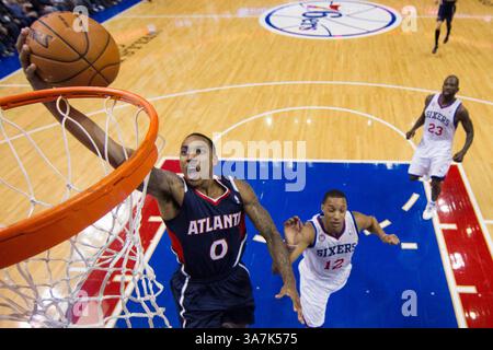 21 dicembre 2012: Jeff Teague (0), guardia puntiforme degli Atlanta Hawks, viene colpito durante la partita NBA tra gli Atlanta Hawks e i Philadelphia 76ers al Wells Fargo Center di Philadelphia, Pennsylvania. I Philadelphia 76ers batterono gli Atlanta Hawks, 99-80.(Credit Image: © Chris Szagola/Cal Sport Media/ZUMAPRESS.com) Foto Stock
