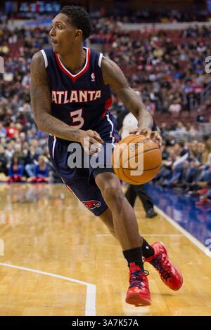 21 dicembre 2012: La guardia di tiro degli Atlanta Hawks Louis Williams (3) in azione con il pallone durante la partita NBA tra gli Atlanta Hawks e i Philadelphia 76ers al Wells Fargo Center di Philadelphia, Pennsylvania. I Philadelphia 76ers batterono gli Atlanta Hawks, 99-80.(Credit Image: © Chris Szagola/Cal Sport Media/ZUMAPRESS.com) Foto Stock