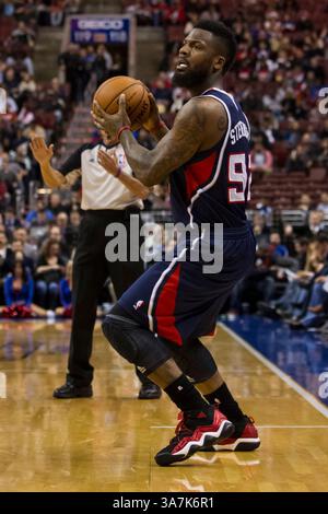 21 dicembre 2012: La guardia tiratrice degli Atlanta Hawks DeShawn Stevenson (92) guarda con la palla durante la partita NBA tra gli Atlanta Hawks e i Philadelphia 76ers al Wells Fargo Center di Philadelphia, Pennsylvania. I Philadelphia 76ers batterono gli Atlanta Hawks, 99-80.(Credit Image: © Chris Szagola/Cal Sport Media/ZUMAPRESS.com) Foto Stock