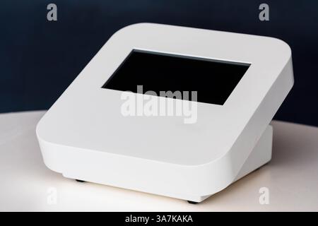 Moderno display bianco per dispositivi elettronici con schermo vuoto su sfondo nero. Foto Stock