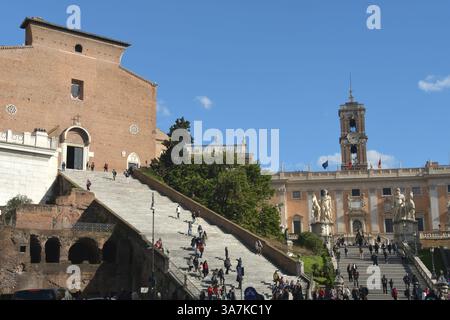 Il fascino di Roma e del Vaticano è nelle fontane, statue, pini e rovine ricche di storia. Dal Quirinale all'Arco di Costantino Foto Stock