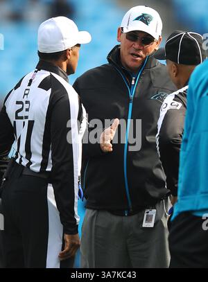 23 dicembre 2012 - il capo-allenatore dei Panthers Ron Rivera parla con gli ufficiali prima della partita NFL dei Carolina contro gli Oakland Raiders al Bank of America Stadium domenica 23 dicembre 2012, a Charlotte, North Carolina. (Immagine di credito: © Jeff Siner/MCT/ZUMAPRESS.com) Foto Stock
