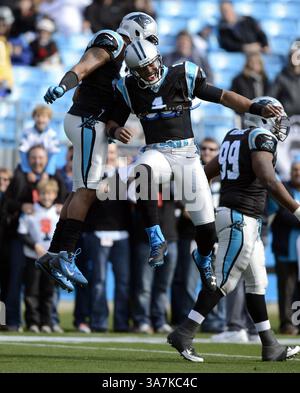 23 dicembre 2012 - Charlotte, North Carolina, USA - Panthers' Cam Newton (1) saluta Frank Alexander (90) prima della partita NFL contro gli Oakland Raiders al Bank of America Stadium domenica 23 dicembre 2012, a Charlotte, North Carolina. (Immagine di credito: © David T. Foster III/MCT/ZUMAPRESS.com) Foto Stock