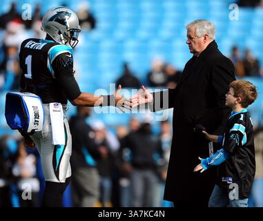 23 dicembre 2012 - Charlotte, NC, USA - il quarterback dei Panthers Cam Newton saluta il proprietario Jerry Richardson prima della partita di Carolina contro gli Oakland Raiders al Bank of America Stadium domenica 23 dicembre 2012, a Charlotte, Carolina del Nord. (Immagine di credito: © Jeff Siner/MCT/ZUMAPRESS.com) Foto Stock