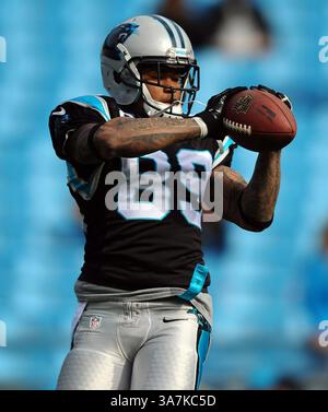 23 dicembre 2012 - Charlotte, NC, USA - il wide receiver dei Panthers Steve Smith riceve un passaggio prima della partita NFL dei Carolina contro gli Oakland Raiders al Bank of America Stadium domenica 23 dicembre 2012, a Charlotte, North Carolina. (Immagine di credito: © Jeff Siner/MCT/ZUMAPRESS.com) Foto Stock
