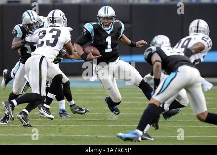 23 dicembre 2012 - Charlotte, NC, USA - Carolina Panthers' Cam Newton (1) corre attraverso la difesa degli Oakland Raiders durante il secondo tempo al Bank of America Stadium domenica 23 dicembre 2012, a Charlotte, Carolina del Nord. I Carolina Panthers sconfissero gli Oakland Raiders, 17-6. (Immagine di credito: © David T. Foster III/MCT/ZUMAPRESS.com) Foto Stock