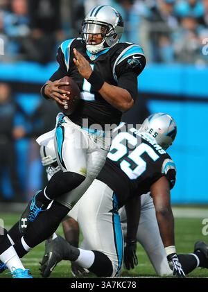 23 dicembre 2012 - Charlotte, NC, USA - il quarterback dei Carolina Panthers Cam Newton si allontana dalla difesa degli Oakland Raiders durante l'azione del primo quarto al Bank of America Stadium domenica 23 dicembre 2012, a Charlotte, North Carolina. I Carolina Panthers sconfissero gli Oakland Raiders, 17-6. (Immagine di credito: © Jeff Siner/MCT/ZUMAPRESS.com) Foto Stock