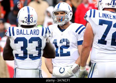 23 dicembre 2012 - Kansas City, Missouri, Stati Uniti d'America - il quarterback degli Indianapolis Colts Andrew Luck (12) in The huddle durante il secondo tempo. I Colts sconfissero i Chiefs 20-13 nella partita all'Arrowhead Stadium. (Immagine di credito: © Jacob Paulsen/ZUMAPRESS.com) Foto Stock