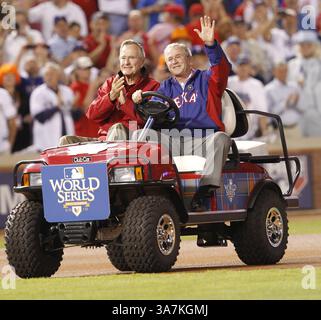 31 ottobre 2010 - Arlington, Texas, USA - gli ex presidenti George H. W. Bush e George W. Bush arrivano mentre i San Francisco Giants giocano i Texas Rangers in gara 4 delle World Series al Rangers Ballpark di Arlington, Texas, domenica 31 ottobre 2010. (Immagine di credito: © Ron Jenkins/MCT/ZUMAPRESS.com) Foto Stock