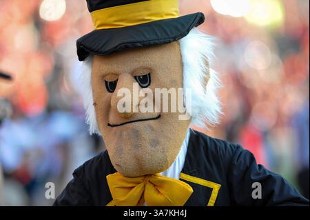 10 novembre 2012 - Raleigh, North Carolina, Stati Uniti - 10 novembre 2012 - Raleigh, North Carolina, Stati Uniti - mascotte Wake Forest Demon Deacons durante la partita di oggi. NC State sconfigge Wake Forest 37-6 al Carter-Finley Stadium di Raleigh, North Carolina. (Immagine di credito: Â© Anthony Barham/ZUMAPRESS.com) (immagine di credito: © Anthony Barham/ZUMAPRESS.com) Foto Stock