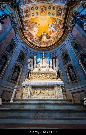 Bologna, Italia. L'altare con l'arca di San Domenico nella Basilica Patriarcale di San Domenico. Foto Stock