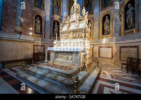 Bologna, Italia. L'altare con l'arca di San Domenico nella Basilica Patriarcale di San Domenico. Foto Stock