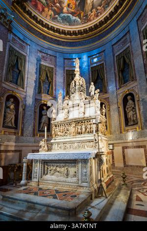 Bologna, Italia. L'altare con l'arca di San Domenico nella Basilica Patriarcale di San Domenico. Foto Stock