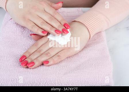 Sfregamento della crema per le mani sulla pelle delle mani. Concetto di cura delle mani. Foto Stock
