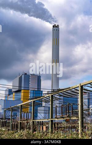 L’impianto di incenerimento dei rifiuti per la regione del basso Reno, GMVA, a Oberhausen, genera elettricità e teleriscaldamento, sottostazione, Renania settentrionale-occidentale Foto Stock