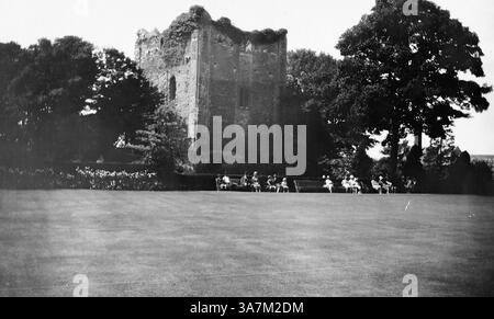1929, una vista del castello di Guildford nel Surrey, Inghilterra. Si ritiene che sia stato costruito poco dopo la conquista normanna del 1066, probabilmente da Guglielmo il Conquistatore o da uno dei suoi baroni. Il castello presenta un design motte-and-bailey, con un mastio costruito in pietra di Bargate. In questa foto le persone sono viste nei giardini su panchine accanto alla torre. Da una raccolta di fotografie amatoriali non attribuite nell'intervallo di date, 1929-1936, che includono le festività del Regno Unito e dell'Europa. La maggior parte delle immagini originali erano circa 3 ½ x 2 pollici. Foto Stock