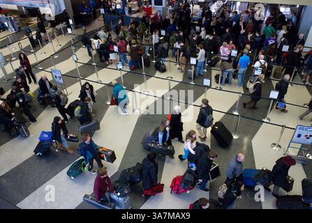 21 dicembre 2012 - Chicago, Illinois, USA - Una folla di passeggeri è visibile all'ingresso dei cancelli della compagnia aerea al Terminal 3 dell'Aeroporto Internazionale o'Hare, 21 dicembre 2012. (Immagine di credito: © Alex Garcia/MCT/ZUMAPRESS.com) Foto Stock