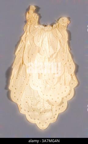 Un capo dal design complesso caratterizzato da motivi smerlati e delicati abbellimenti che creano un aspetto morbido ed etereo. Arte classica con un tocco moderno reinventata da Artotop, maniche, 1758, Francia, taffeta bianca con motivo a taglio, W. 12,1 cm (3/4 poll.) Foto Stock