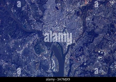 20 gennaio 2013 - Washington, DC, USA - gli astronauti a bordo della stazione spaziale Internazionale hanno catturato questa vista dettagliata di Washington, D.C. l'immagine mostra il fiume Potomac e i suoi ponti a sinistra, con il National Mall al centro, che si estende verso est dal Lincoln Memorial al Washington Monument verso il Campidoglio, dove si terrà la cerimonia inaugurale. (Immagine di credito: © NASA/MCT/ZUMAPRESS.com) Foto Stock