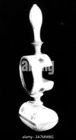 Un oggetto decorativo decorativo con una silhouette scultorea, caratterizzato da intricati motivi floreali e un manico curvo. Il design presenta un mix di linee eleganti e forme uniche, attirando l'attenzione sulla sua maestria artistica. Arte classica con un tocco moderno reinventata da Artotop, cuscino spilla (due pezzi), XIX secolo, Stati Uniti, legno con decorazioni dipinte in blu e bianco Foto Stock