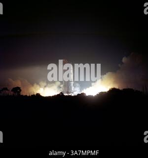 13 agosto 2008 - l'enorme Apollo 17 (navicella spaziale 114/Lunar Module 12/Saturn 512), alto 363 piedi, viene lanciato dal Pad A., Launch Complex 39, Kennedy Space Center (KSC), Florida, alle 12:33 del 7 dicembre 1972. L'Apollo 17, l'ultima missione di atterraggio lunare del programma Apollo della NASA, fu il primo lancio notturno del Saturn V. A bordo della navicella spaziale Apollo 17 c'erano l'astronauta Eugene A. Cernan, comandante; l'astronauta Ronald E. Evans, pilota di modulo di comando; e lo scienziato-astronauta Harrison H. Schmitt, pilota di modulo lunare. Fiamma dei cinque motori F-1 dell'Apollo/Saturno Foto Stock
