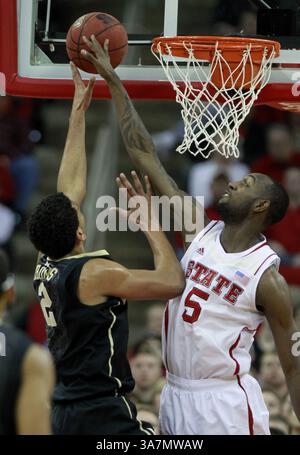 6 marzo 2013 - Raleigh, NC, USA - C.J. Leslie (5) della Carolina del Nord blocca il tiro di Devin Thomas (2) della Wake Forest durante il primo tempo alla PNC Arena di Raleigh, Carolina del Nord, mercoledì 6 marzo 2013. (Immagine di credito: © Ethan Hyman/MCT/ZUMAPRESS.com) Foto Stock