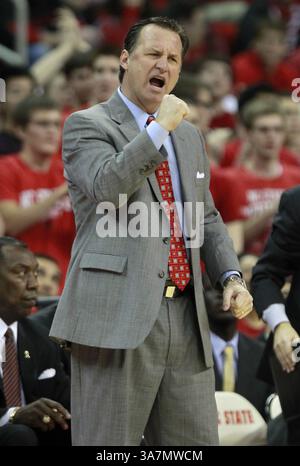 6 marzo 2013 - Raleigh, North Carolina, USA - Mark Gottfried, allenatore dello stato della Carolina del Nord, viene pompato dal gioco della sua squadra durante il primo tempo contro il Wake Forest alla PNC Arena di Raleigh, North Carolina, mercoledì 6 marzo 2013. (Immagine di credito: © Ethan Hyman/MCT/ZUMAPRESS.com) Foto Stock