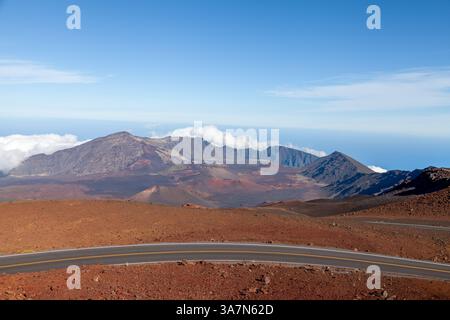 Kula, HI, USA, 12 dicembre 2017: Una vista mozzafiato del Parco Nazionale di Haleakala a Maui, Hawaii, con paesaggi vulcanici e strade tortuose Foto Stock