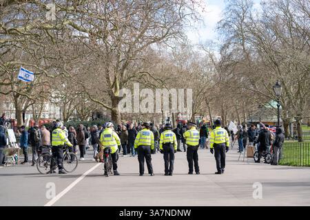 Polizia al Speakers Corner di Hyde Park, Londra, Inghilterra, Regno Unito Foto Stock
