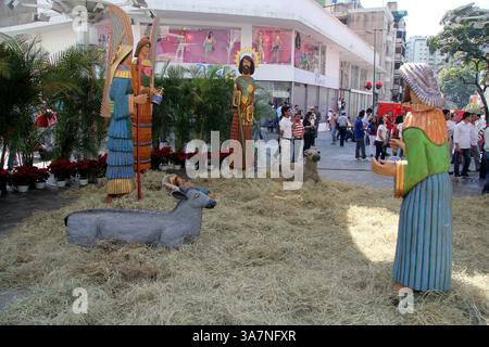 3 dicembre 2012 - Caracas, CAPITALE DEL DISTRETTO, Venezuela - Nacimiento del bulevar de Sabana grande, fue tallado por los hermanos JosÃ© Orlando y Gonzalo Erazo, procedentes de la poblaciÃ³n de El Escorial, estado MÃ©rida. Las figuras del Ã ngel Gabriel y la Virgen MarÃ­a son las mÃs altas con 3,25 metros, seguidas de la estampa de San JosÃ©, que mide 2,65 metros. Caracas,29-11-2012 (ERNESTO MORGADO / EL NACIONAL)....Prohibido el uso o reproducciÃ³n de esta imagen Venezuela. (Immagine di credito: © El Nacional/GDA/ZUMAPRESS.com) Foto Stock
