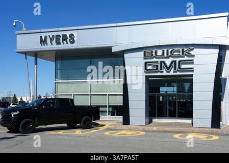 Ottawa, Canada - 27 marzo 2025: Concessionaria GMC, Chevrolet, Buick a Kanata, un sobborgo di Ottawa. La General Motors detiene la quota maggiore del mercato automobilistico statunitense. Il presidente Trump ha minacciato di imporre tariffe sulle auto fatte al di fuori degli Stati Uniti. Foto Stock