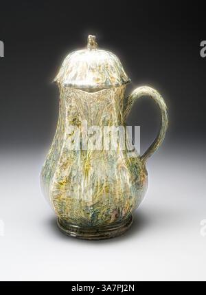 Una caraffa in ceramica splendidamente realizzata con motivi intricati e un'impugnatura graziosa, completata da un coperchio decorativo che aggiunge un design elegante. La superficie presenta una miscela di colori che crea un aspetto artistico unico. Arte classica con un tocco moderno reinventata da Artotop, Coffee Pot, 1750/65, Inghilterra, Staffordshire, Staffordshire, terracotta smaltata al piombo (agateware) Foto Stock