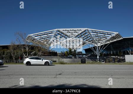Santa Clara, California, Stati Uniti - 24 marzo 2025: Il traffico mattutino passa di fronte alla sede centrale di NVIDIA. Foto Stock