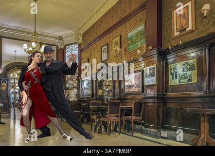 Tango nel caffè più antico di Tortoni a Buenos Aires Argentina componendo Foto Stock