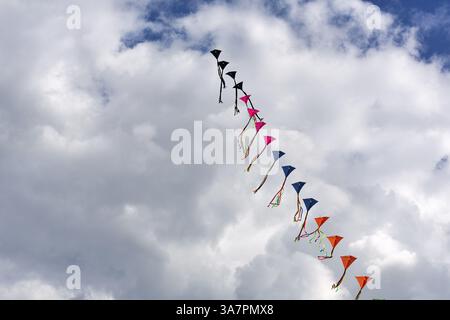 Coloratissimi aquiloni che volano nel cielo, ghirlanda, festival degli aquiloni a Vinsebeck, Steinheim, Eggegebirge e parco naturale Southern Teutoburg Forest Foto Stock